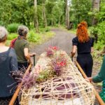 Nabestaanden begeleiden overledene naar laatste rustplaats.