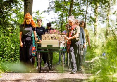 Familie begeleidt overledene naar laatste rustplaats op Zomerlanden.