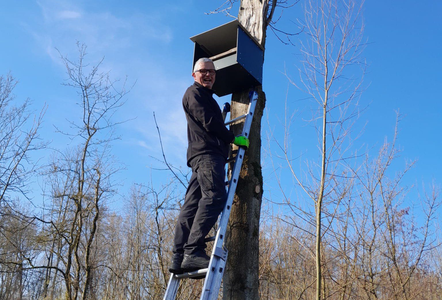Dirk Goudswaard van WRHW hangt de nestkast op op Zomerlanden.